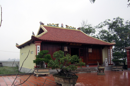 Đền[-]Bạch[-]Mã[-]nơi[-]lưu[-]giữ[-]ngôi[-]mộ[-]thuyền[-]cồ.